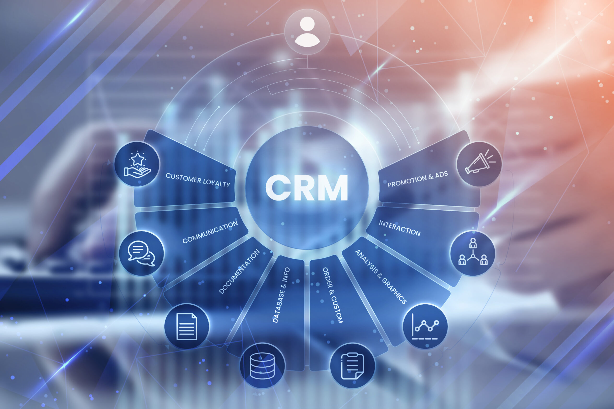 Um gráfico digital mostra o CRM no centro, cercado por segmentos rotulados como fidelidade do cliente, anúncios promocionais, interação, relatórios analíticos, suporte a pedidos, informações de banco de dados, documentação e comunicação.